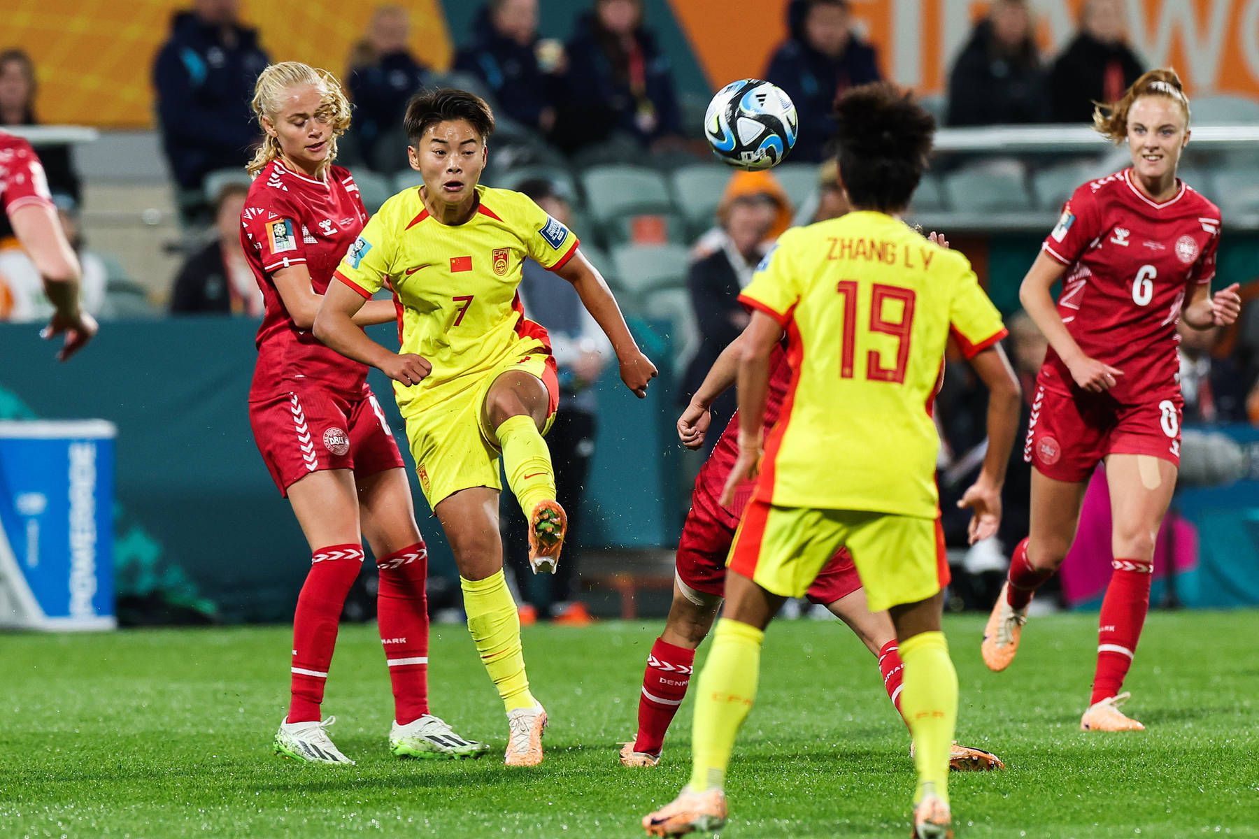 今日焦点战预告16:45 澳超赛场 悉尼FC VS 惠灵顿凤凰 惠灵顿凤凰强势出击能否在客场全身而退？01:30 意甲赛事 那不勒斯 VS 蒙扎 那不勒斯欲在主场迎来反弹重返欧战区!02:45 葡超赛场 本菲卡 VS 法马利卡奥 本菲卡对榜首之位虎视眈眈，法马利卡奥客场之旅恐难以全身而退？03:45 意甲赛事 热那亚 VS 国际米兰 国米已连续多场赛事保持不败，火“热”势头欲继续延续？ 事件那不勒斯后卫纳坦肩膀脱臼，马扎里：队医说他将缺席一个半月那不勒斯主帅马扎里称，后卫纳坦因肩膀脱臼将缺席一个半月时间。